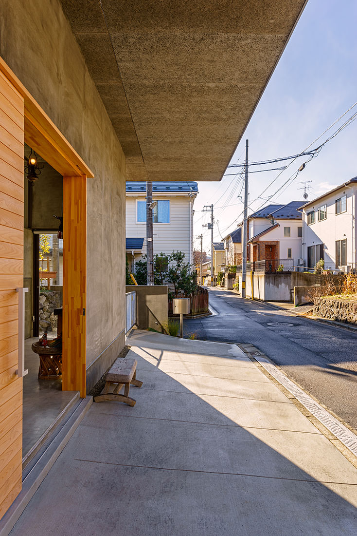 路地にかかる大軒